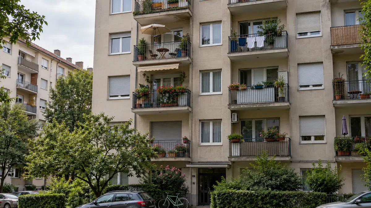 Condominio con balconi e piante in cui un appartamento è affittato ai turisti